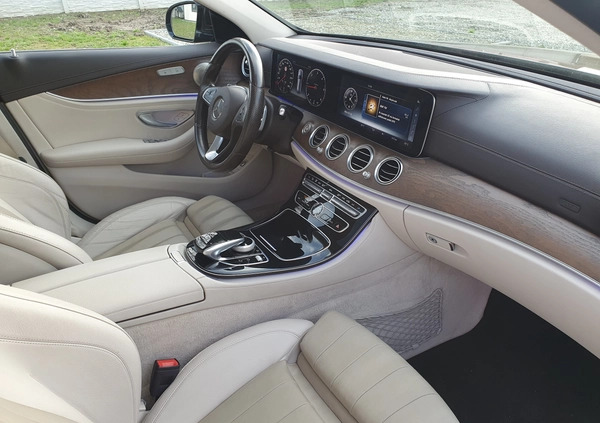 Mercedes-Benz Klasa E cena 139999 przebieg: 248000, rok produkcji 2017 z Biała małe 667
